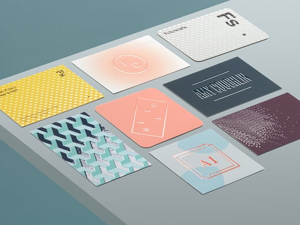 8 Criado Spot UV tarjetas de visita en varios tamaños, formas y diseños sobre fondo gris